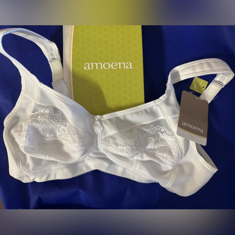 Amoena Isadora romantic White Lace pocketed Bra NWT comes in box - Size 36A